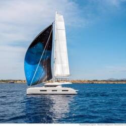 Lagoon 55 - 5 + 2 cab. Tri Wing