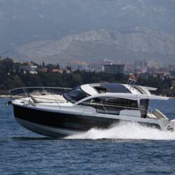 Sealine C335V Stormi